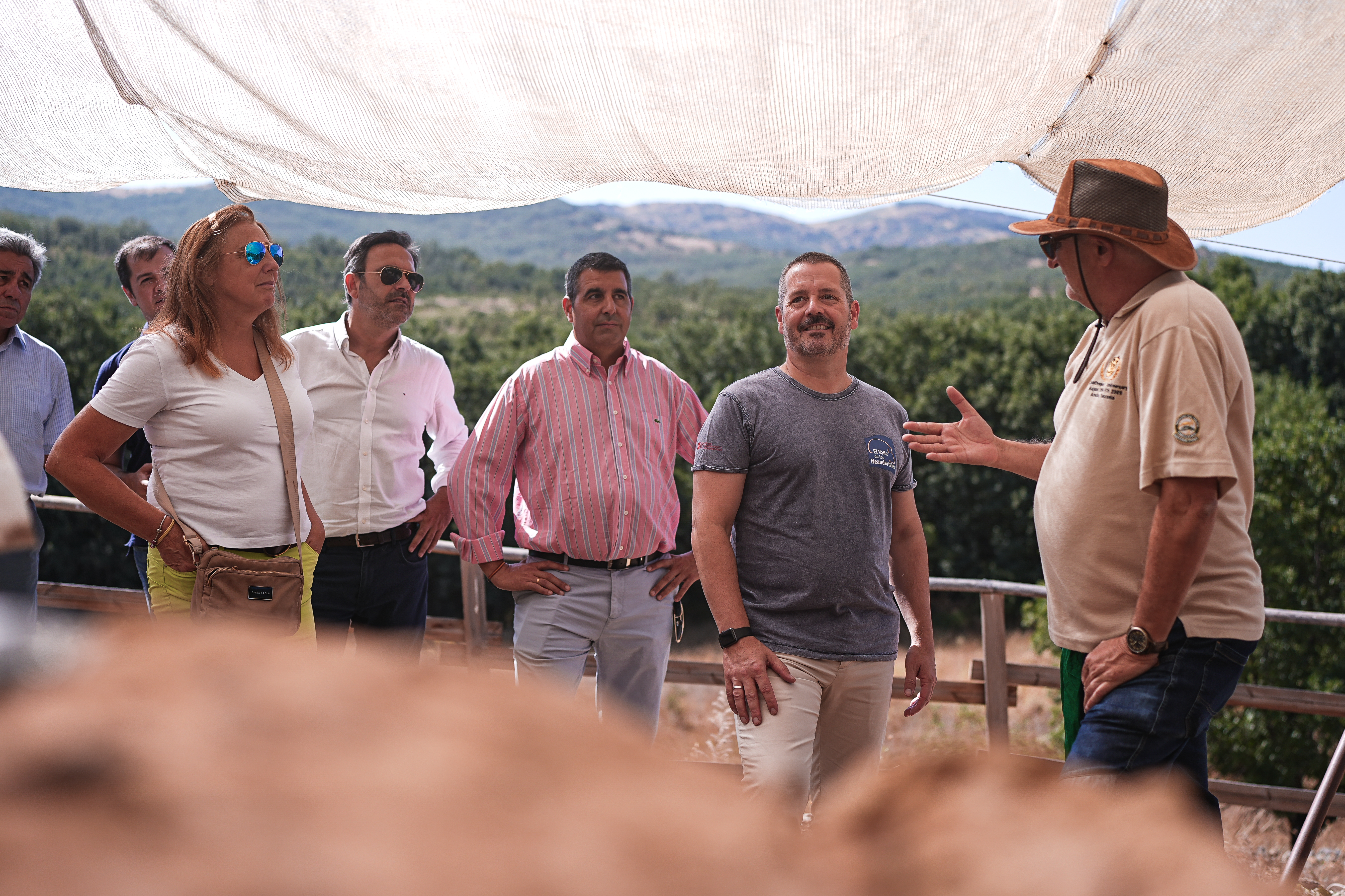 Mariano de Paco visita El Valle de los Neandertales
