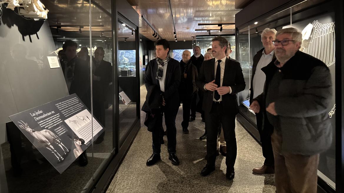 De Paco Serrano presenta la guía de la sala de Paleontología Emiliano Aguirre 