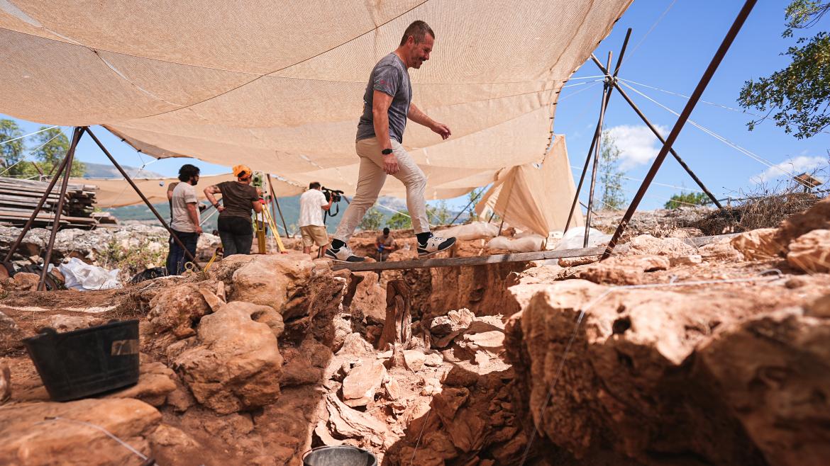 Mariano de Paco visita el Valle de los Neandertales