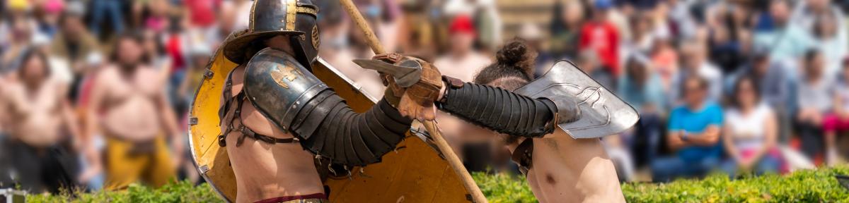 Lucha de gladiadores en la arena del anfiteatro