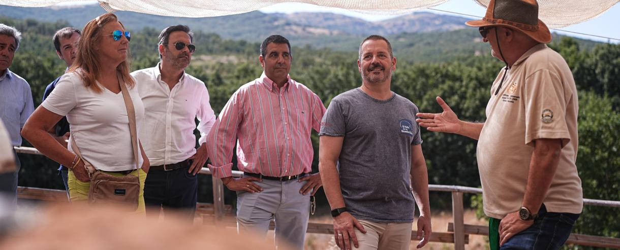 Mariano de Paco visita El Valle de los Neandertales