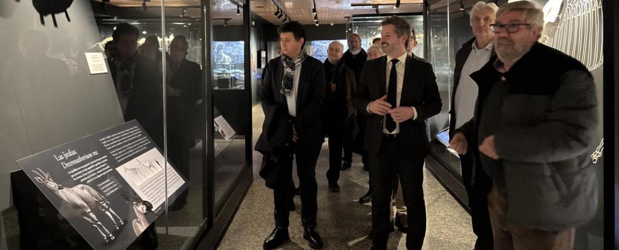 De Paco Serrano presenta la guía de la sala de Paleontología Emiliano Aguirre 