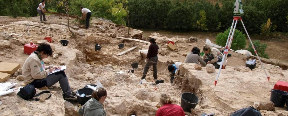 Un grupo de paleontólogos y arqueólogos excavando en el yacimiento de Cueva des-cubierta