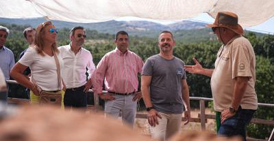 Mariano de Paco visita El Valle de los Neandertales