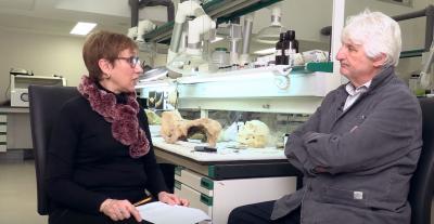 María José Fabre entrevistando a Enrique Baquedano