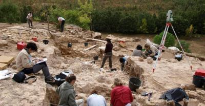 Un grupo de paleontólogos y arqueólogos excavando en el yacimiento de Cueva des-cubierta