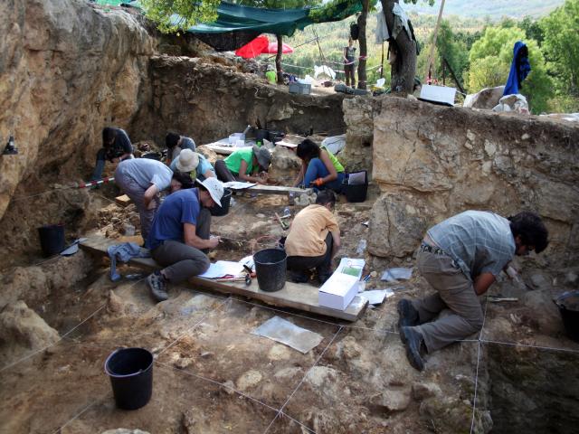 Arqueólogos trabajando en el yacimiento