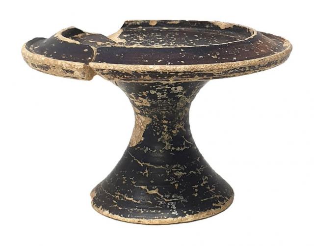 Plato con pie, de cerámica de barniz negro