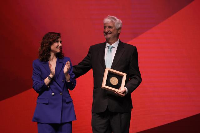 Enrique Baquedano recibe el premio