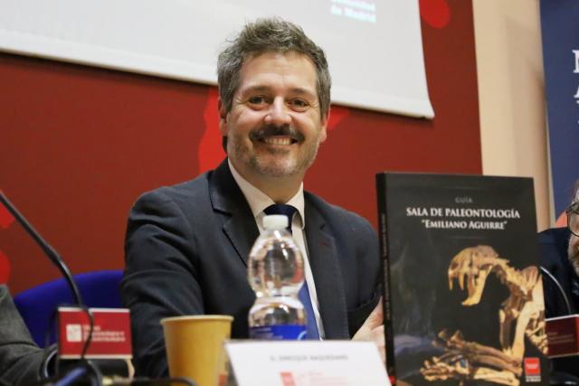 De Paco Serrano mostrando la Guía de la Sala de Paleontología Emiliano Aguirre