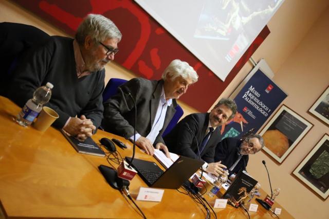 Mesa con personalidades presentando homenaje a Emiliano Aguirre con la Guia de la sala que lleva su nombre