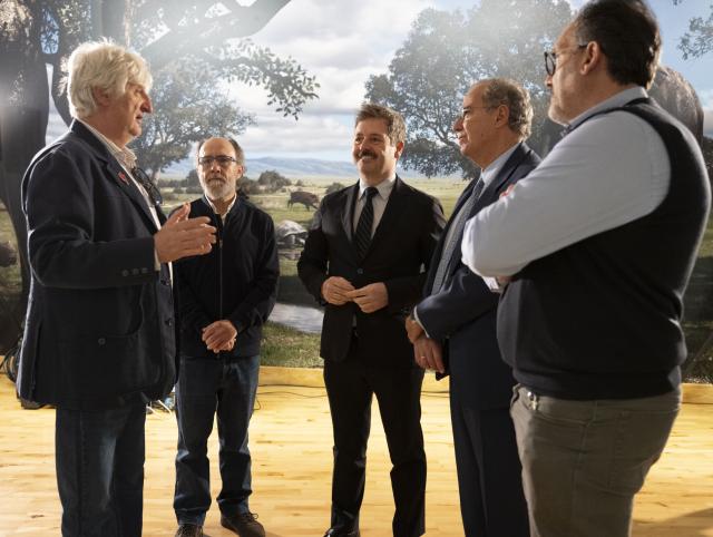 El consejero Mariano De Paco y los Comisarios de la Exposición Dientes de Sable