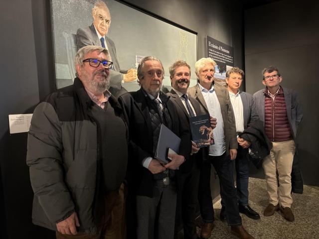 El autor con el consejero De Paco, el director del MARPA Baquedano, y autoridades municipales y regionales