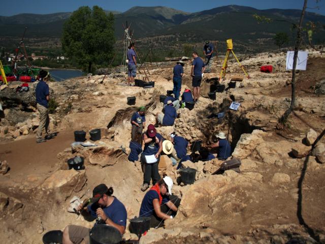 Grupo de arqueólogos excavando en la tierra