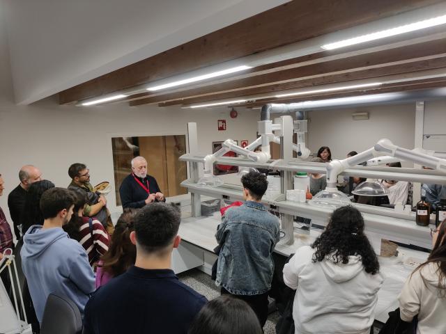 Arqueología Forense MARPA, profesores  con alumnos en el laboratorio