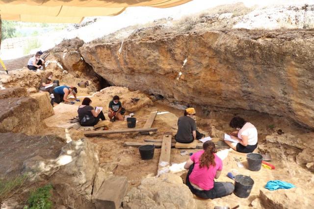 Grupo de arqueólogos excavando en el yacimiento de Abrigo del Navalmaíllo