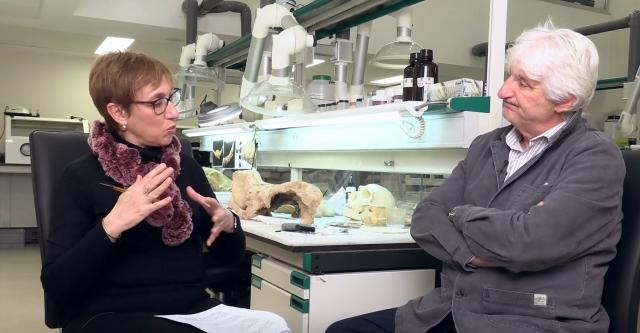 María José Fabre entrevistando a Enrique Baquedano