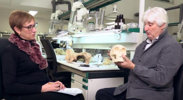 María José Fabre entrevistando a Enrique Baquedano