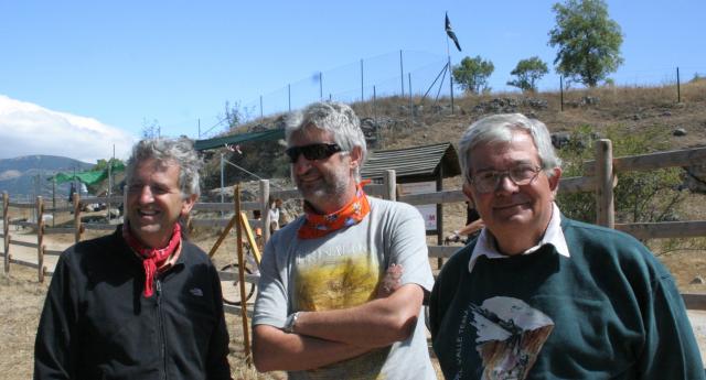 Alfredo Pérez González, Enrique Baquedano y Juan Luis Arsuaga, codirectores de las excavaciones de Pinilla del Valle