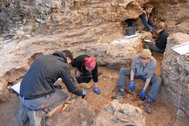 Varios arqueólogos excavando en el yacimiento de Pinilla del Valle