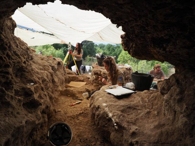 Varios arqueólogos excavando en el yacimiento de Pinilla del Valle