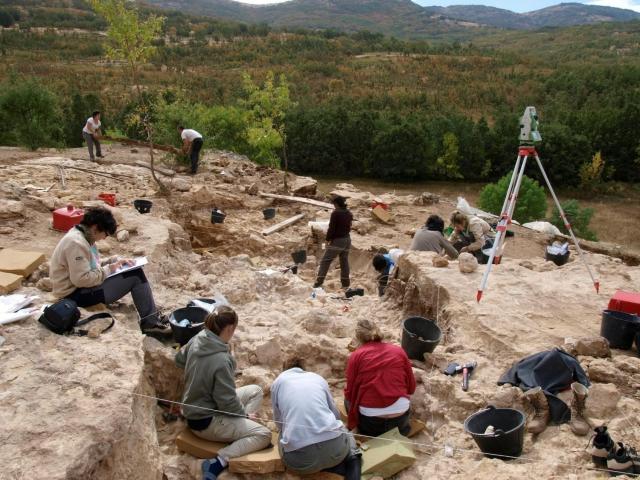 Varios arqueólogos excavando en el yacimiento de Pinilla del Valle