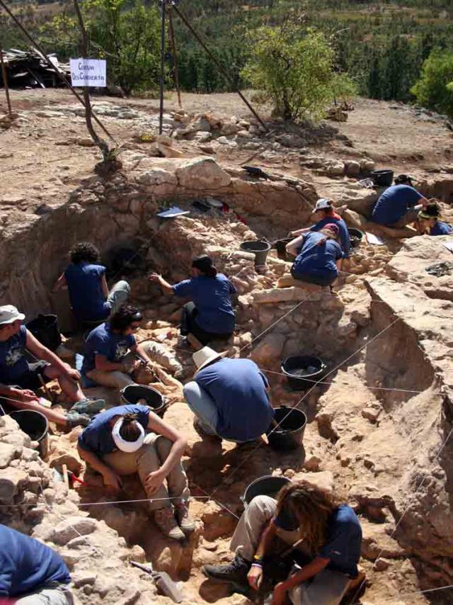 Varios arqueólogos excavando en el yacimiento de Pinilla del Valle