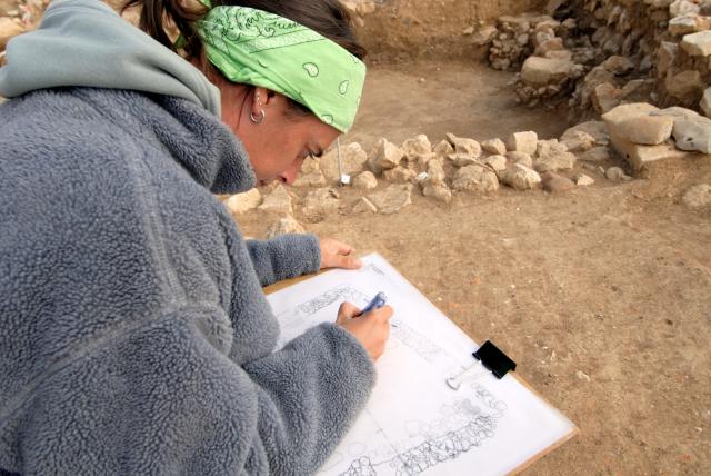 Una persona dibujando durante las excavaciones