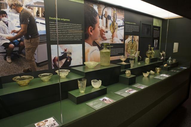 Exposición "25 años de restauraciones en el MARPA: El vidrio"