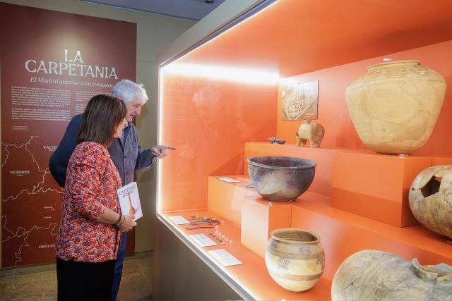 Enrique Baquedano y Sara Fernández en la inauguración de la exposición "Carpetania romana"