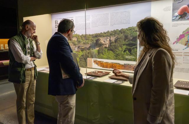 Paloma de la Peña en la inauguración de la exposición "El Abrigo del Monte (El Vellón)"