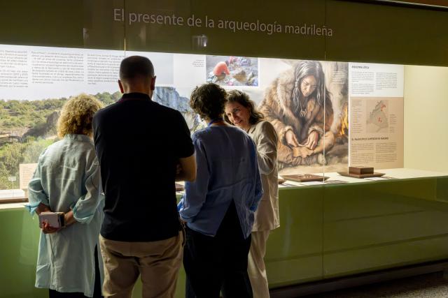 Asistentes a la inauguración de la exposición "El Abrigo del Monte (El Vellón)"